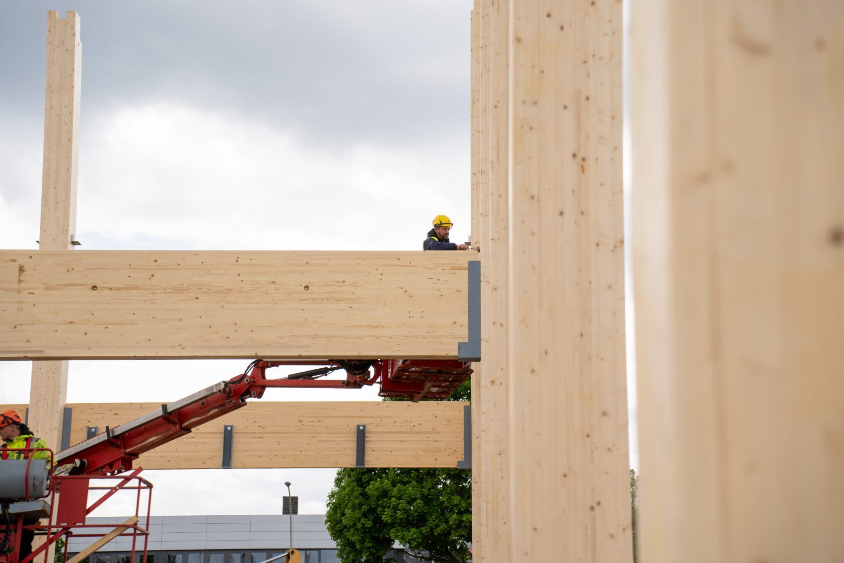 Placing a glulam beam
