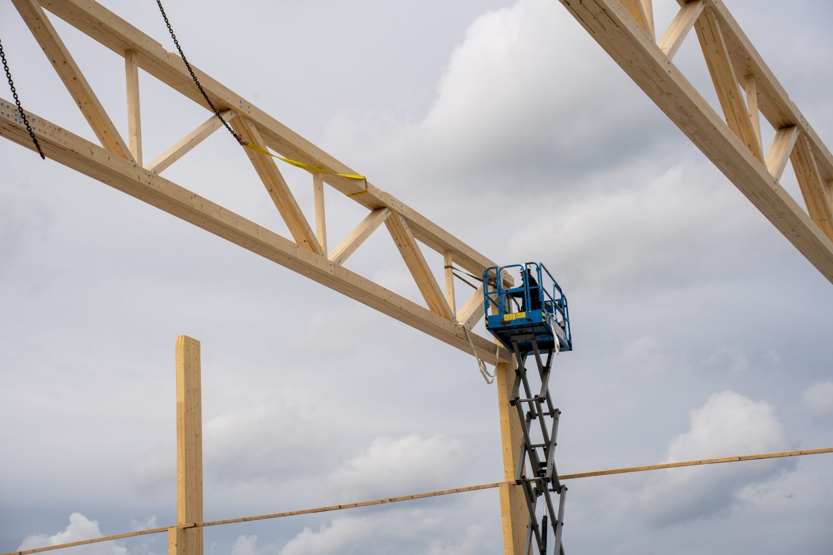 Glulam truss lift on site